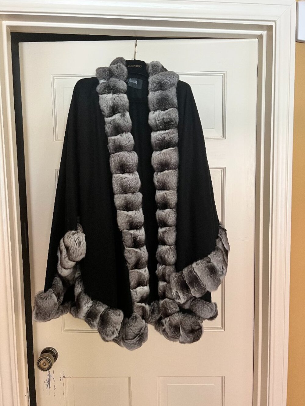 Neiman Marcus Cashmere Cape Genuine Chinchilla Fur Trim Black